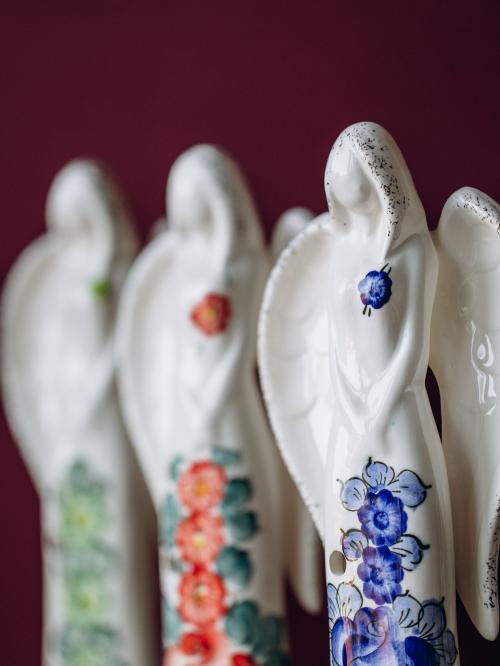 trzy anioły z fajansu włocławskiego stojące przodem