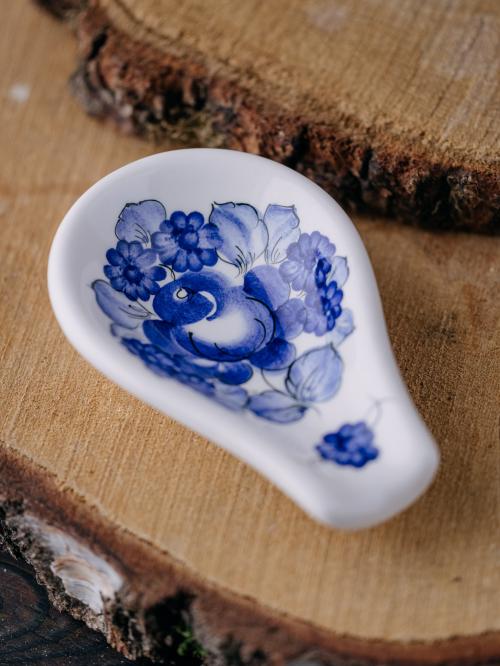 podstawka pod łyżkę z kobaltowym wzorem