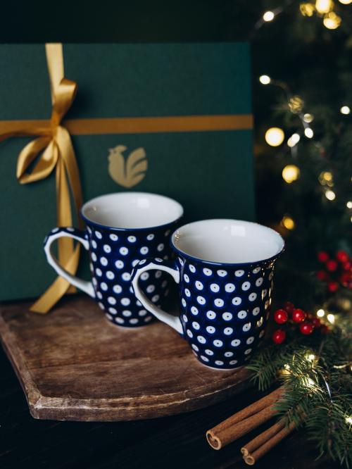 kubki wywijane duże groszki na tle pudełka prezentowego