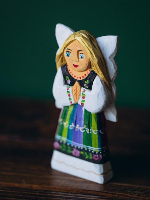 anioł w łowickim pasiaku na zielonym tle