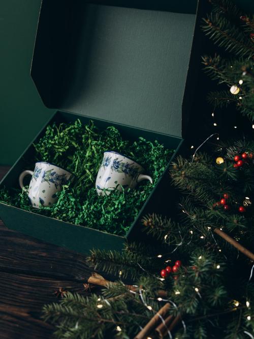 zestaw prezentowy na tle choinki