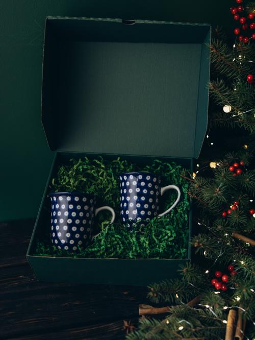 zestaw prezentowy na tle choinki