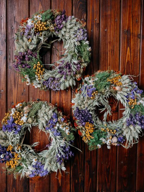 trzy suszone duże wianki  w kolorze fioletu i bieli