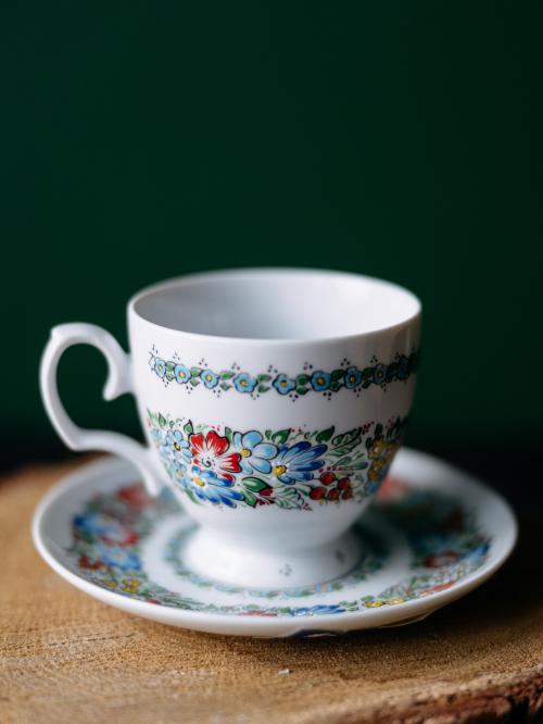 filiżanka na stopce ze spodkiem