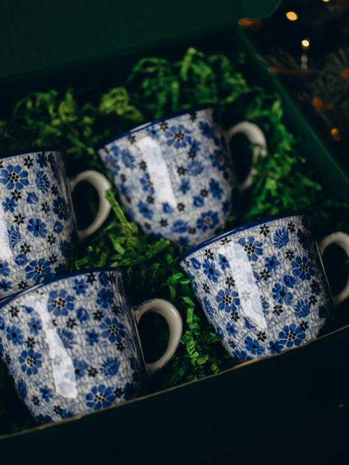 zbliżenie na kubki filiżankowe łąka