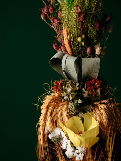 palma z żółtymi kwiatkami