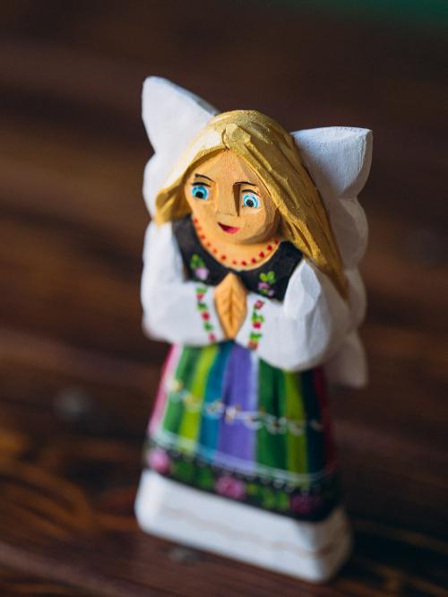 anioł w łowickim pasiaku na drewnie