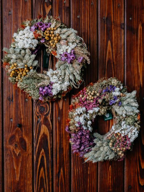 suszony wianek mały z naturalnych roślin na tyle drewna