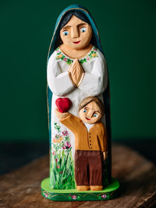 rzeźba na zielonym tle