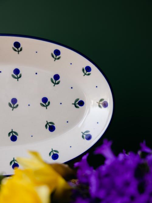 Zbliżenie na brzeg ceramicznego półmiska.