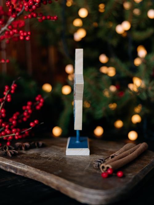 drewniana gwiazdka granatowa bokiem