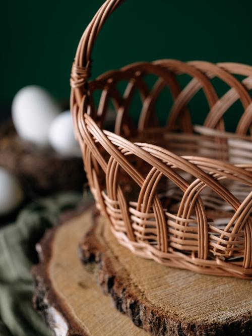 koszyczek wielkanocny na drewnie