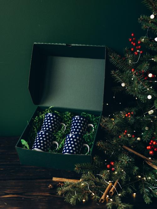 zestaw prezentowy kubów  obok choinki