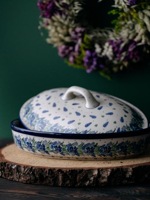 Naczynie do zapiekania z pokrywką Wianek na tle wianka suszonego