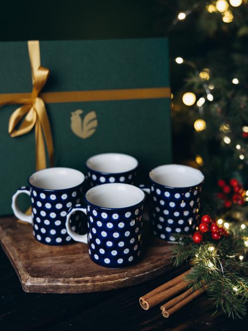 zestaw kubków na tle pudełka prezentowego