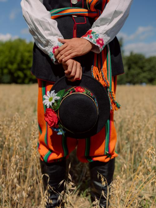 kapelusz łowicki na tle zboża