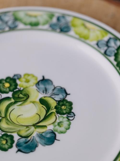talerz z ręcznie malowanymi zielonymi kwiatkami z fajansu włocławek