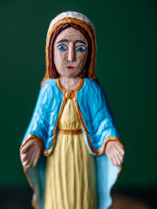 Matka Boska rzeźbiona