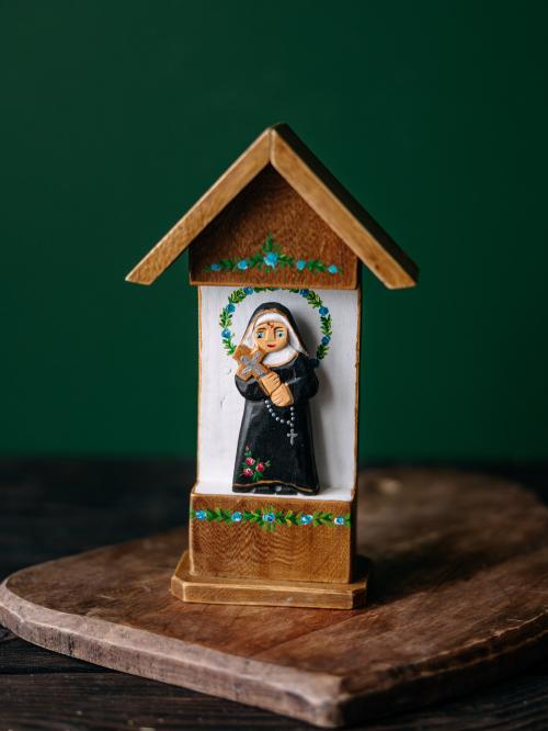 kapliczka rzeźbiona z Świętą Ritą