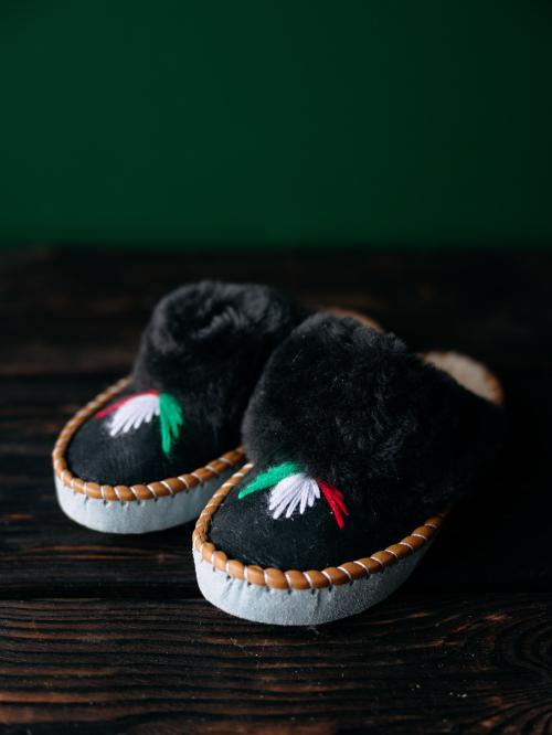 panfofle góralskie z czarnym futerkiem
