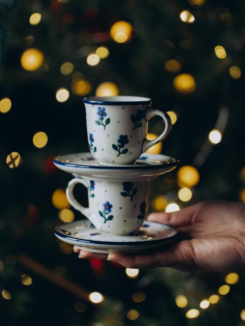 filiżanki expresso trzymane w dłoni