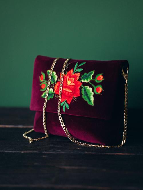 haftowana kopertówka na zielonym tle