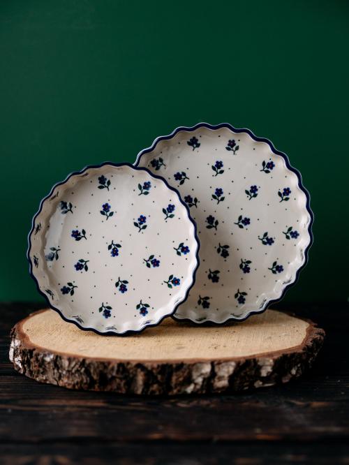 Forma do pieczenia tarty Kwiatki na Nóżce  na tle większej formy