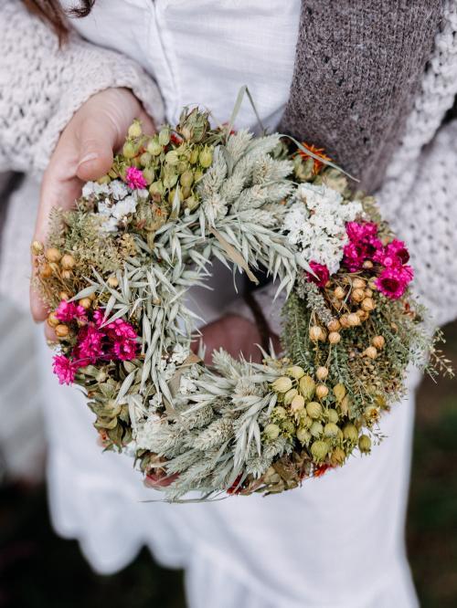 suszony mały wianek w odcieniach różu i bieli