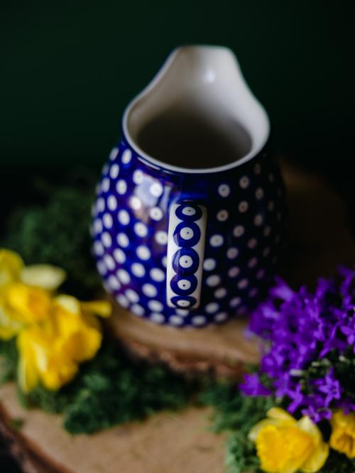 Zbliżenie na uchwyt ceramicznego dzbanka.