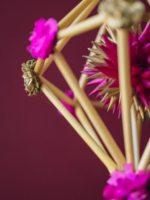 mini pająk diament różowy na bordowym tle