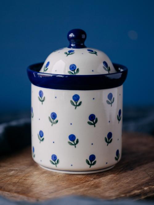 pojemnik z przykrywką jagódki na niebieskim tle