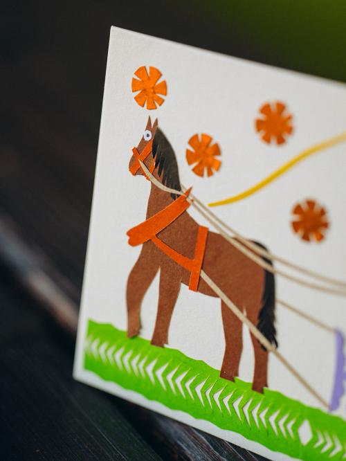 kartka wycinanka świąteczna zbliżenie na konia