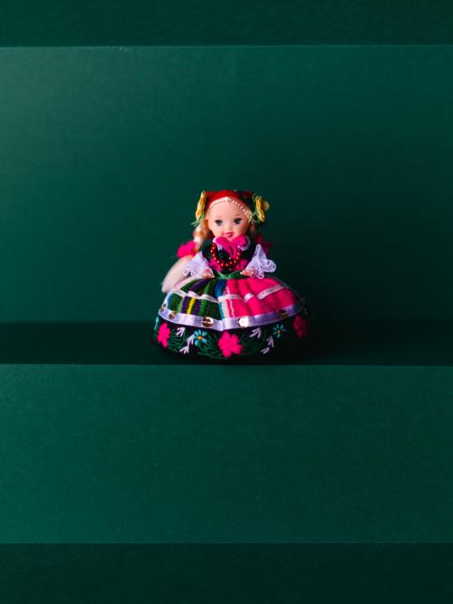 lalka łowiczanka  na zielonym tle