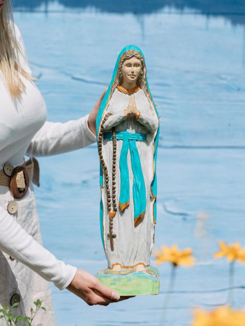 rzeźba Maryi trzymana w ręku