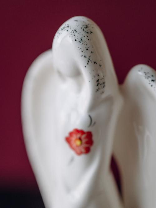 Anioł średni kolorowy na bordowym tle