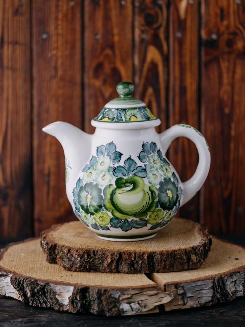 imbryk z zielonym wzorem na tle drewna