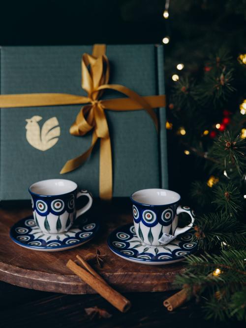 zestaw filiżanek expresso na tle pudełka