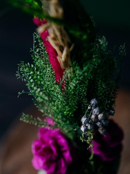 palma z fioletowymi różyczkami