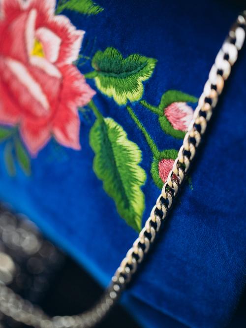 zbliżenie na łańcuszek