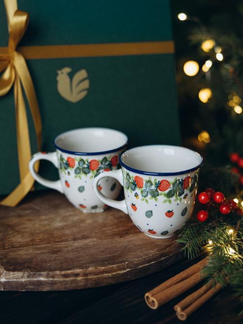 dwa kubki filiżankowe na tle pudełka prezentowego