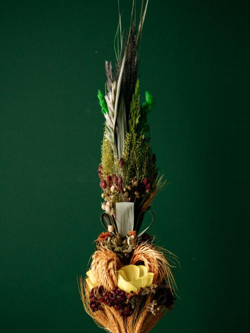 palma wielkanocna na zielonym tle