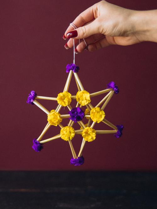 mini pająk trzymany w dłoni