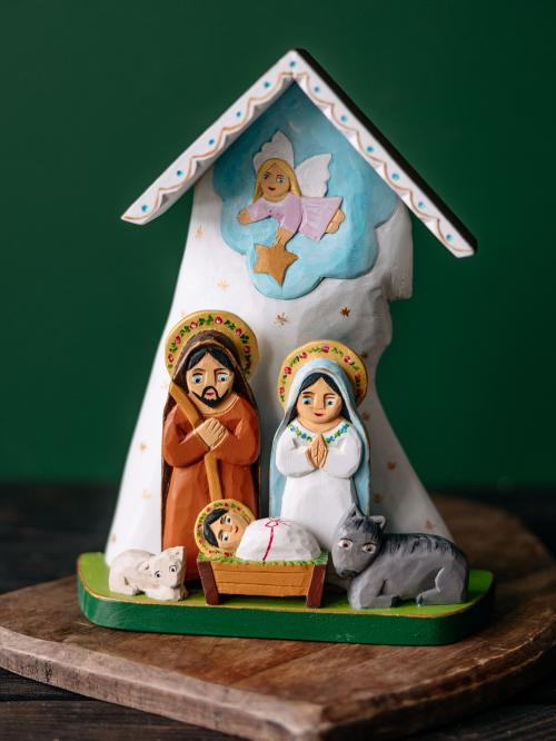 szopka rzeźbiona na zielonym tle