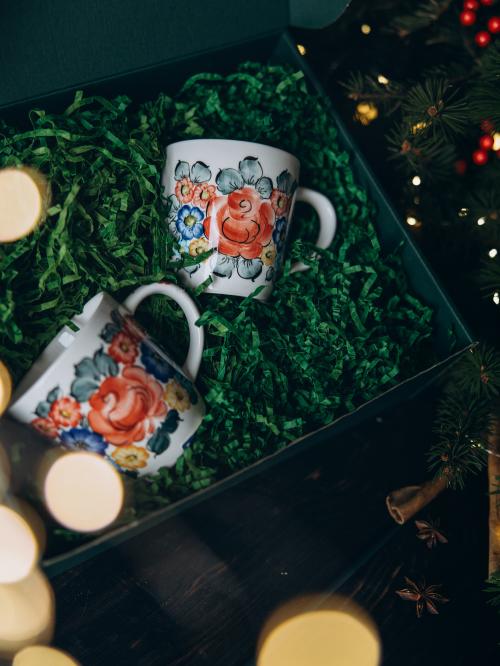 zbliżenie na kubki z fajansu