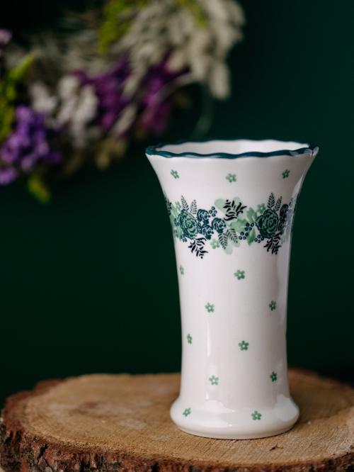 wazon wąski zielony wianek na drewnie