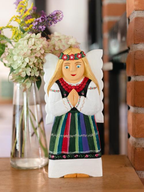 anioł  rzeźbiony w łowickim pasiaku 26 cm