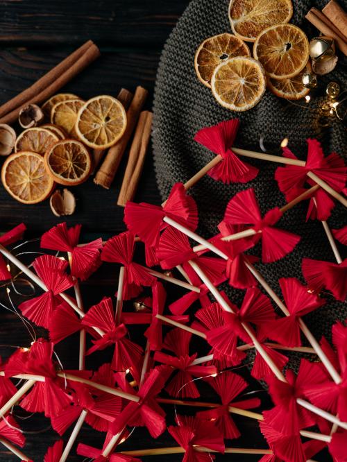 łańcuch choinkowy na świątecznym tle