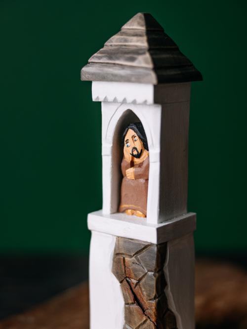 kapliczka biała z kamieniem