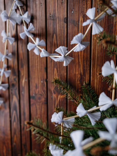 łańcuch choinkowy biały  na drewnie