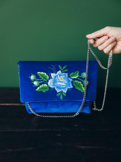 kopertówka niebieska z łańcuszkiem